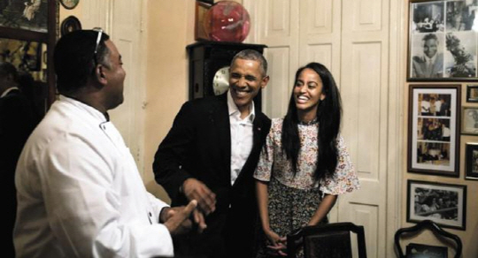 사진=백악관 제공. 버락 오바마(중간)&말리아 오바마(맨 오른쪽).